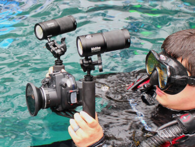 Bigblue dive lights diver using camera and lights